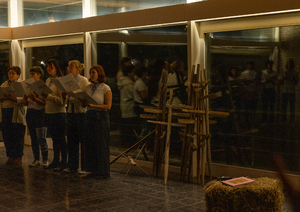 Bild:  Leaving on a High Note – Choir performance and installation view