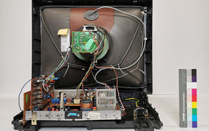 Picture: Restaurierung einer Kathodenstrahlröhre aus Fabrizio Pleassis Werk „Tempo Liquido“ (1993)