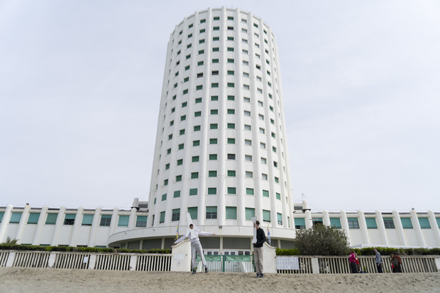 Picture: Performer*innen vor dem Torre Fiat