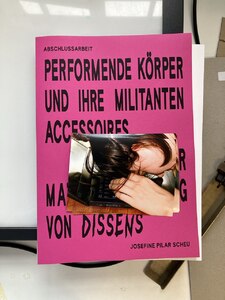 Bild:  Performende Körper und ihre militanten Accessoires