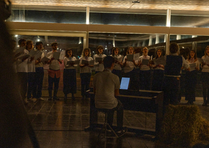 Bild:  Leaving on a High Note – Choir performance and installation view