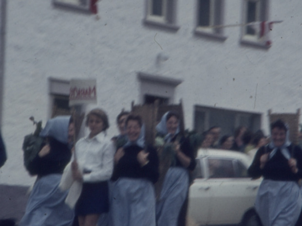 Bild:  (Filmstill) Das Wasser ist silberhell und durchsichtig und möchte unberührt sein