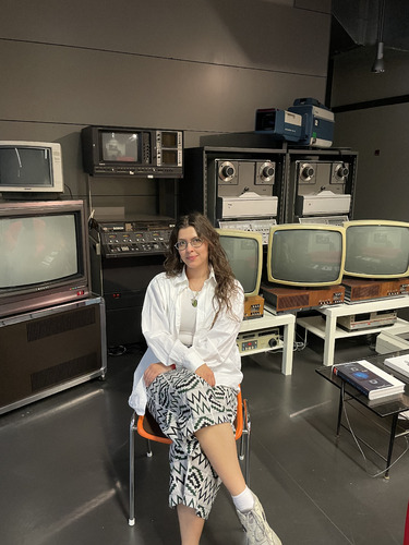 Picture: Anastasiia Bergalevich im Foyer des Labors für antiquierte Videosysteme des ZKM