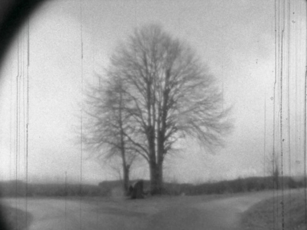 Bild:  (Filmstill) Das Wasser ist silberhell und durchsichtig und möchte unberührt sein