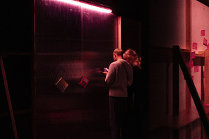 to von Objektinstallation der Autoratgeber für Frauen Bild: to von Objektinstallation der Autoratgeber für Frauen