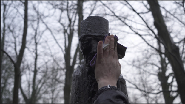 Bild:  A Man Who Cleans a statue