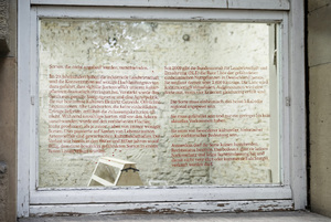 Bild:  Ausstellungstext an der Fensterfront