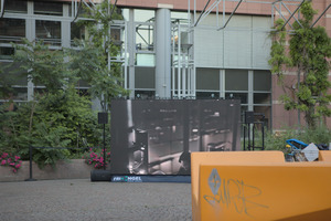Bild:  Ansicht von Echos and Archives Part II – Im Strudel der Daten und flüchtigen Scheine am Kronenplatz