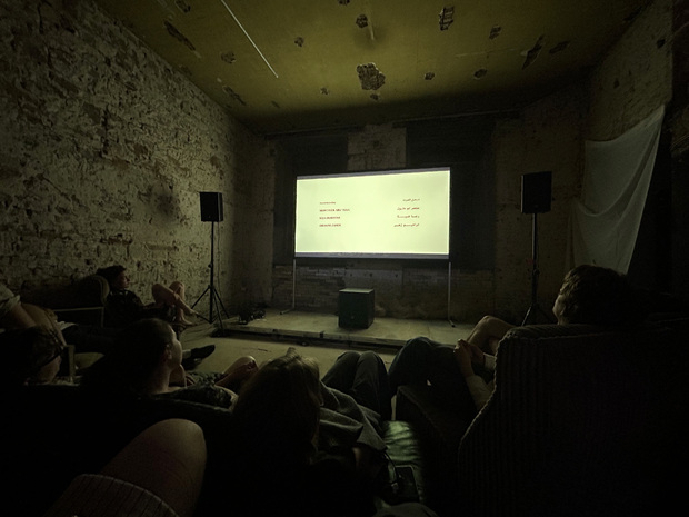 Bild:  Filmscreening bei der Eröffnung von Umpolen im Löwenbräukeller im Mai 2026