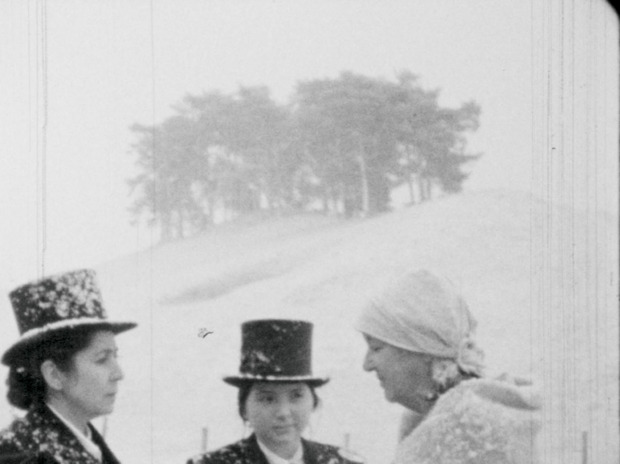 Picture: (Filmstill) Das Wasser ist silberhell und durchsichtig und möchte unberührt sein